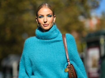 Influencerin Leonie Hanne trägt blauen Lidschatten zum blauen Pullover auf der Paris Fashion Week. | © gettyimages.de /  Edward Berthelot