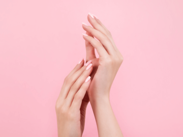 Hände mit rosa Nagellack | © Getty Images/Kseniya Ovchinnikova