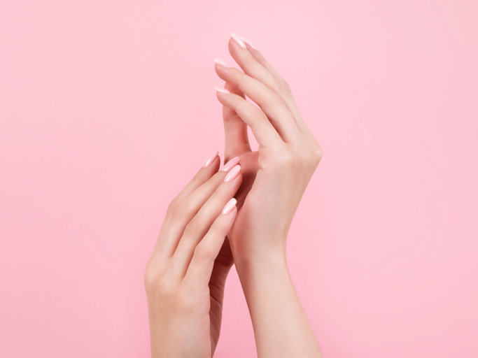 Hände mit rosa Nagellack | © Getty Images/Kseniya Ovchinnikova