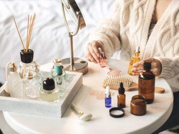 Verschiedene Kosmetikprodukte stehen auf dem Tisch | © Getty Images/Anastasiia Krivenok