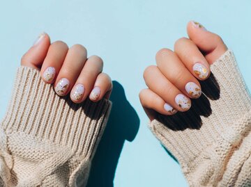 Frauenhände mit Patina Nails | © Getty Images/Anna Efetova