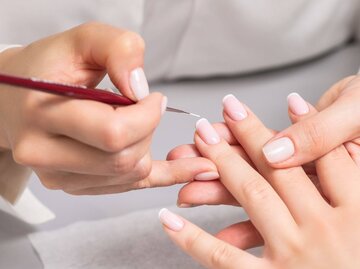 Hände bekommen Maniküre | © Getty Images/okskukuruza