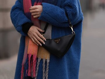 Streetstyle Bild von einer Frau mit einem blauen Mantel und Glitter Nails. | © Getty Images / Jeremy Moeller