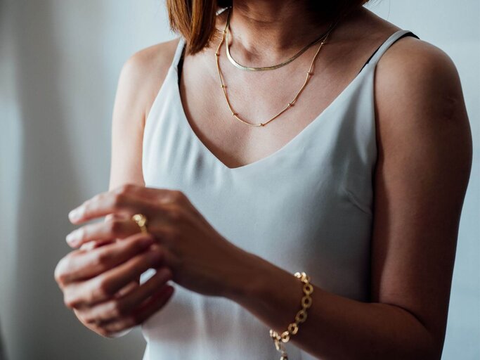 Frau mit Schmuck an Hals und Händen | © Getty Images/simon2579