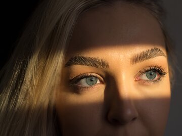Eine junge Frau mit wunderschönen Wimpern nach einem Wimpernlifting | © GettyImages/Cavan Images