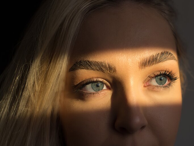 Eine junge Frau mit wunderschönen Wimpern nach einem Wimpernlifting | © GettyImages/Cavan Images