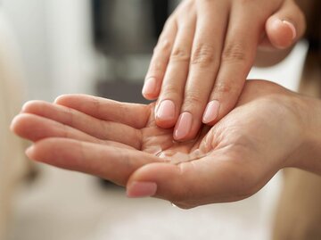 Hände mit Öl | © Getty Images/mapo