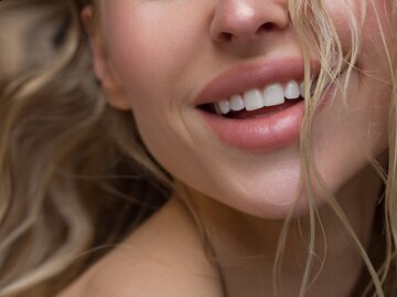 Frau mit vollen Lippen in angesagter Farbe | © Adobe Stock/evgeniyasht19
