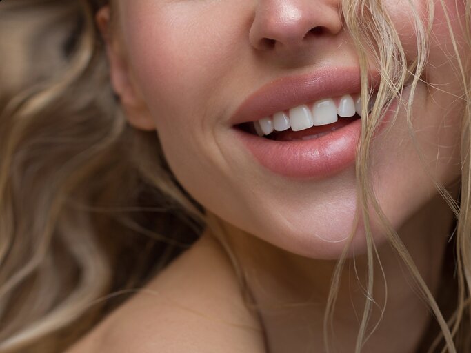 Frau mit vollen Lippen in angesagter Farbe | © Adobe Stock/evgeniyasht19