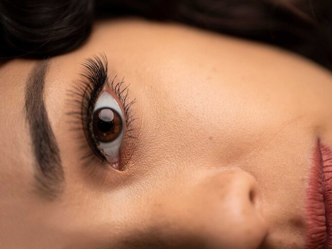 Nahaufnahme Auge nach Wimpernverlängerung | © Getty Images/LPETTET