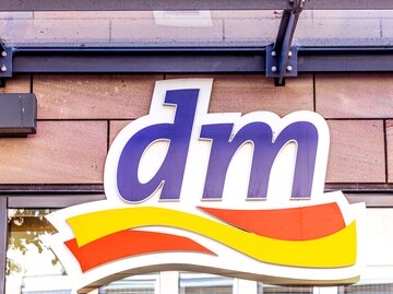 dm Drogerie Markt Brand | © Adobe Stock/TOPIC