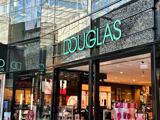 Douglas Store | © Adobe Stock/ oliver de la haye