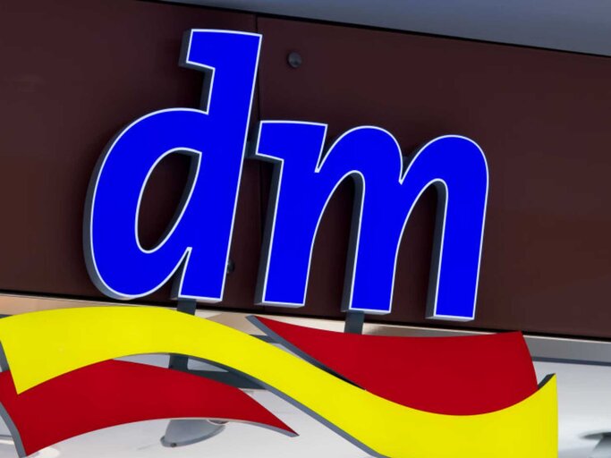 DM Logo | © Getty Images/DeFodi Images