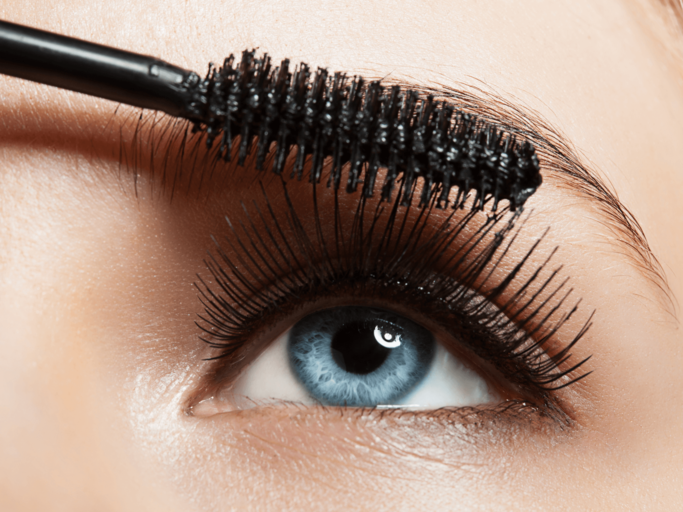 Frau mit blauen Augen trägt Mascara auf | © Getty Images/deniskomarov