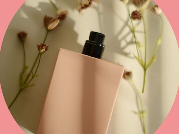 Parfum auf rosa Hintergrund | © Getty Images/Kristina Strasunske/myself.de