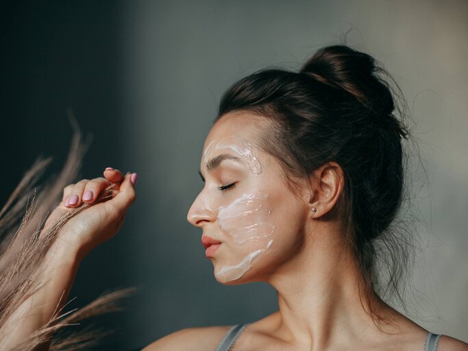 Frau hat Creme in Gesicht und die Augen zu | © Getty Images/Aleksandra Shamomina / EyeEm