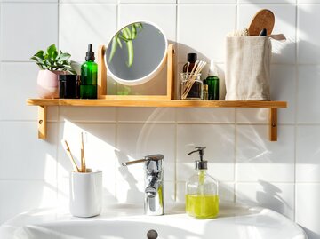 Aufnahme eines Badezimmers mit Spiegel und verschiedenen Beauty-Produkten | © Getty Images/Ekaterina Sidonskaya / EyeEm