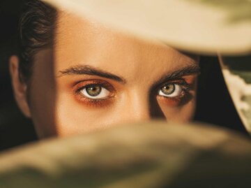 Frau mit grünen Augen im Sonnenlicht | © Getty Images/SiberianBeauty