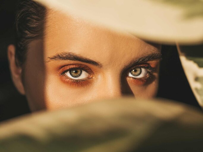 Frau mit grünen Augen im Sonnenlicht | © Getty Images/SiberianBeauty