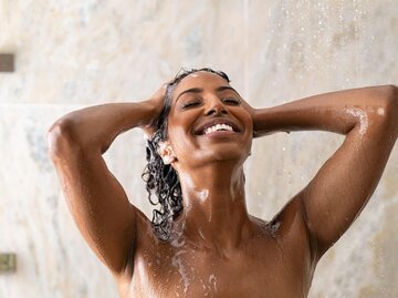 Frau unter der Dusche wäscht sich die Haare | © Getty Images/Ridofranz