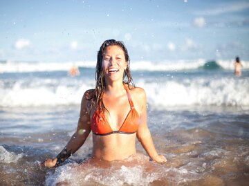 Frau schwimmt im Meer | © Getty Images/WANDER WOMEN COLLECTIVE