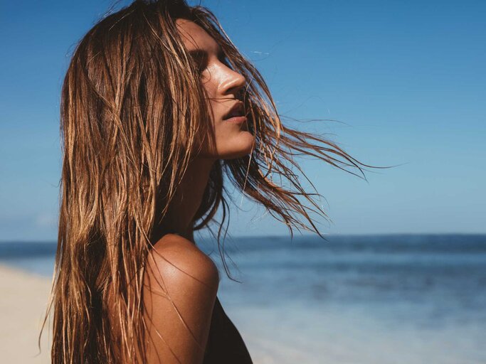 Dunkelblonde Frau blickt auf das Meer | © Getty Images/Jacob Ammentorp Lund