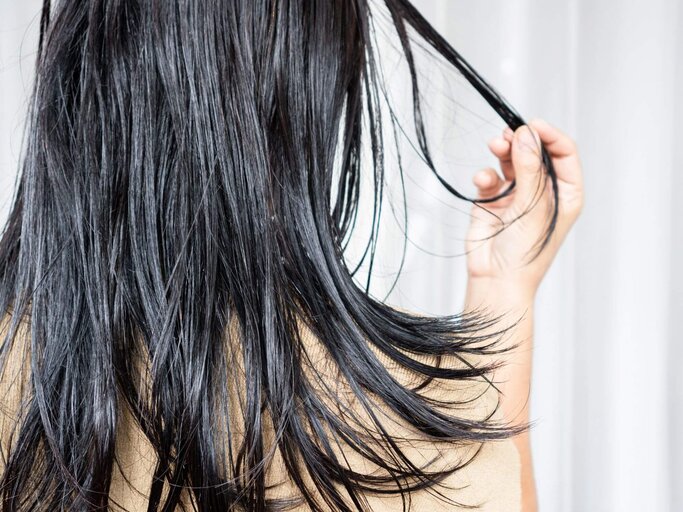 Person mit fettigen Haaren | © Getty Images/Doucefleur