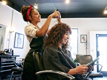 Person bekommt Haare geschnitten. | © Getty Images/Peathegee Inc