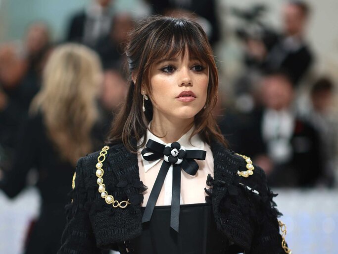 Jenna Ortega bei der Met-Gala 2023. | © Getty Images / Dimitrios Kambouris