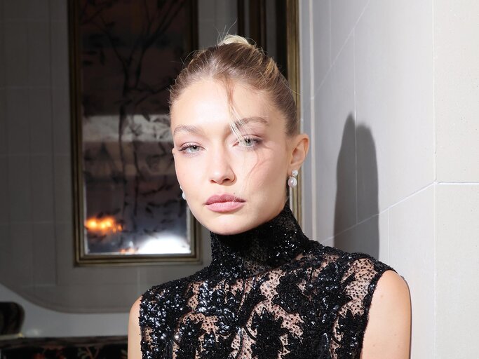 Gigi Hadid mit zusammengebundenem Haar und einzelner Strähne in der Stirn | © Getty Images/Victor Boyko 