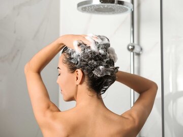 Frau wäscht sich die Haare unter der Duche | © Adobe Stock/New Africa
