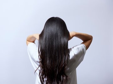 Eine Frau zeigt ihre wunderschönen langen schwarzen Haare | © GettyImages/west