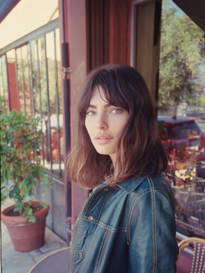 Lässig und sexy zugleich: Bottleneck Bangs sind jetzt der heißeste Trend des Jahres | © Instagram @ luvalyssamiller