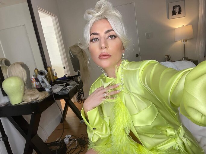 Lady Gaga teilt auf ihrem Instagram-Kanal ein Selfie mit ihrer neuen Frisur. | © Instagram @ladygaga