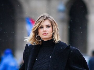Influencerin Xenia Adonts mit Trend Frisur in Paris | © Getty Images/Edward Berthelot/Kontributor