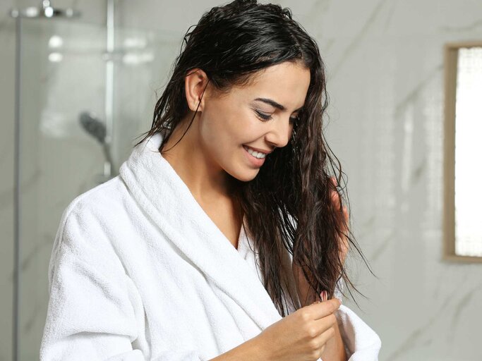 Ohne Föhn: Mit diesen 5 Tricks trocknen deine Haare schneller