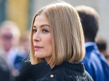 Schauspielerin Rosamund Pike trägt den Power Bob | © gettyimages.de / Edward Berthelot 