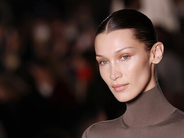 Bella Hadid mit Skinny Eyebrows | © gettyimages.de / Vittorio Zunino Celotto 