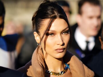 Bella Hadid mit Duttfrisur | © gettyimages.de | Edward Berthelot 