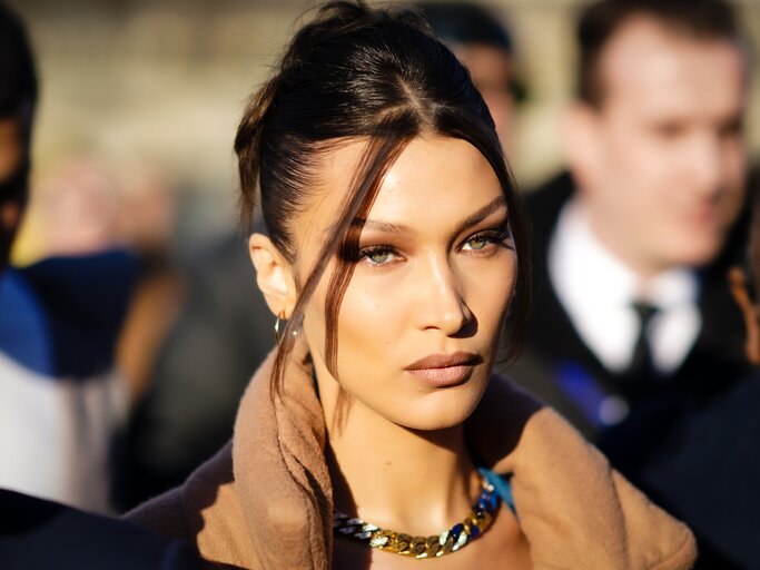 Bella Hadid mit Duttfrisur | © gettyimages.de | Edward Berthelot 