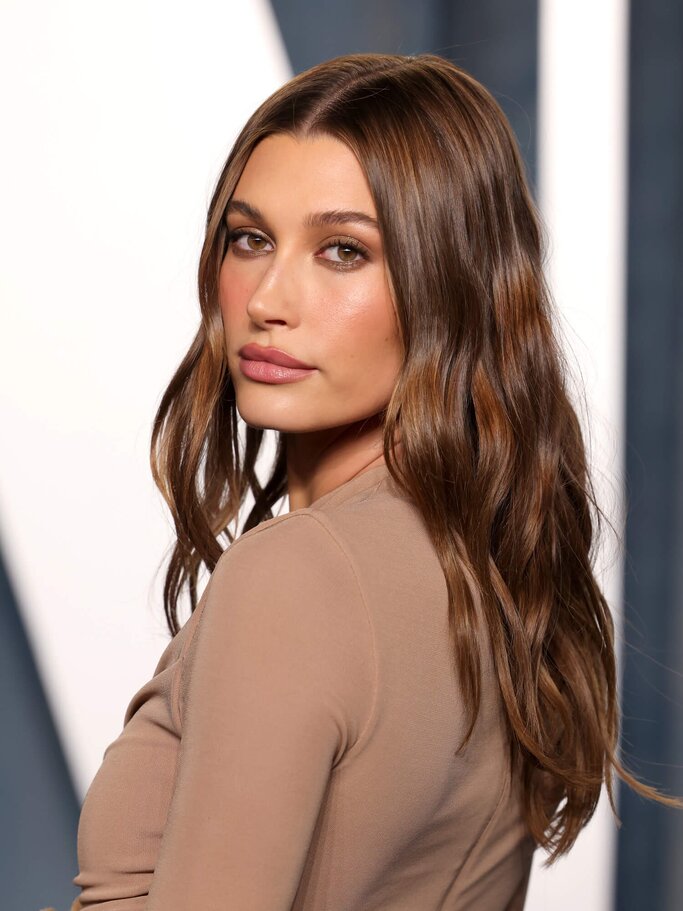 Hailey Bieber auf der Vanity Fair Oscar Party 2022 | © Getty Images/John Shearer 