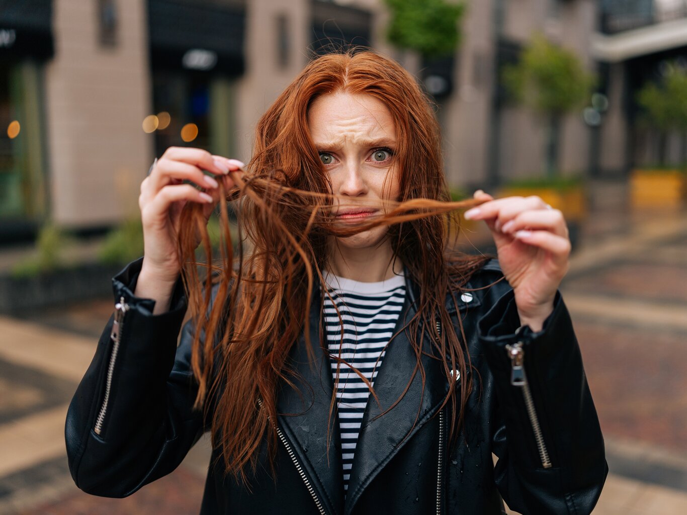 Schluss mit Frizz! 5 Tipps, wie deine Haare auch bei hoher Luftfeuchtigkeit glatt bleiben