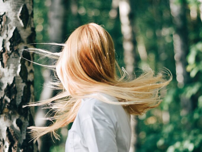 Blonde Frau lässt ihre Haare wehen | © Getty Images/Victoria Ambrosi 