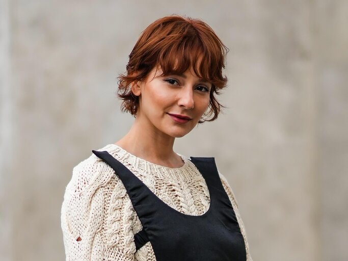 Schöne Frau mit Mixie Haarschnitt | © Getty Images/Edward Berthelot 