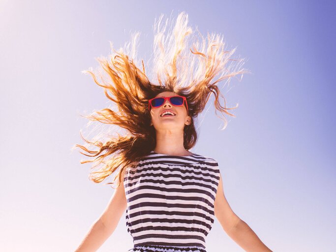 Die Haare der Frau fliegen | © Getty Images/wundervisuals