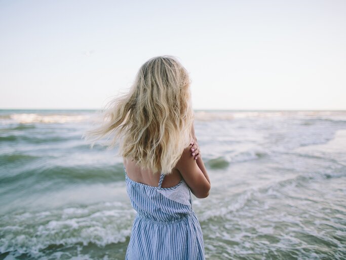 Frau mit blonden Haaren am Meer | © Getty Images/Svetlana Iakusheva