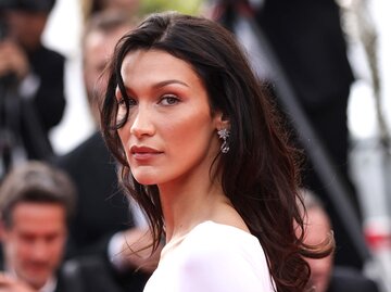 Bella Hadid mit Seitenscheitel | © Getty Images/Vittorio Zunino Celotto