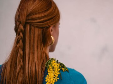 Frau mit roten Haaren und Flechtzopf | © Getty Images/Emily Deltetto / EyeEm