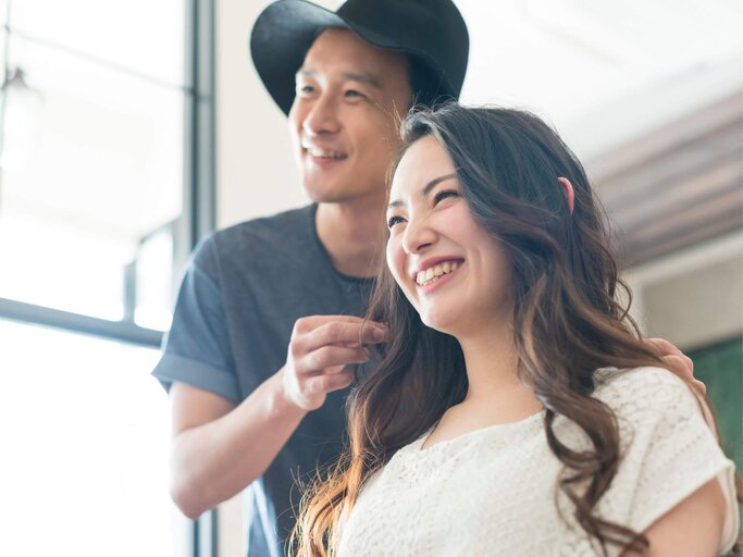 Frau bei Friseur | © Getty Images/Five
