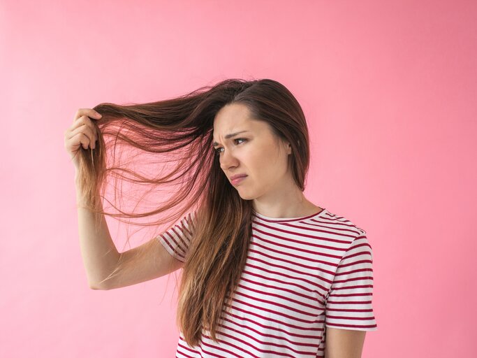 Frau fasst sich frustriert an die Haare | © Getty Images/franz12